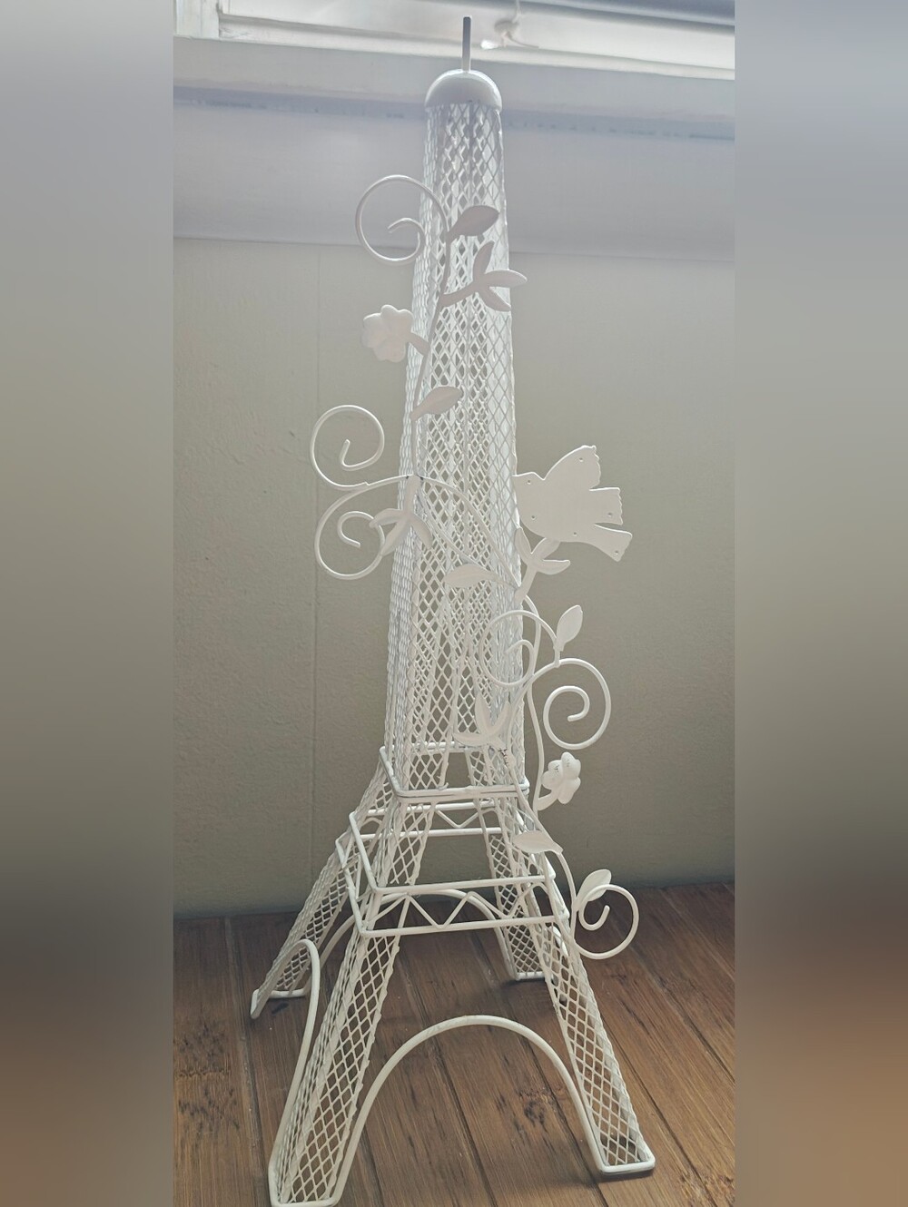Decorative White Metal Eiffel Tower Earring Holder with Floral Accents